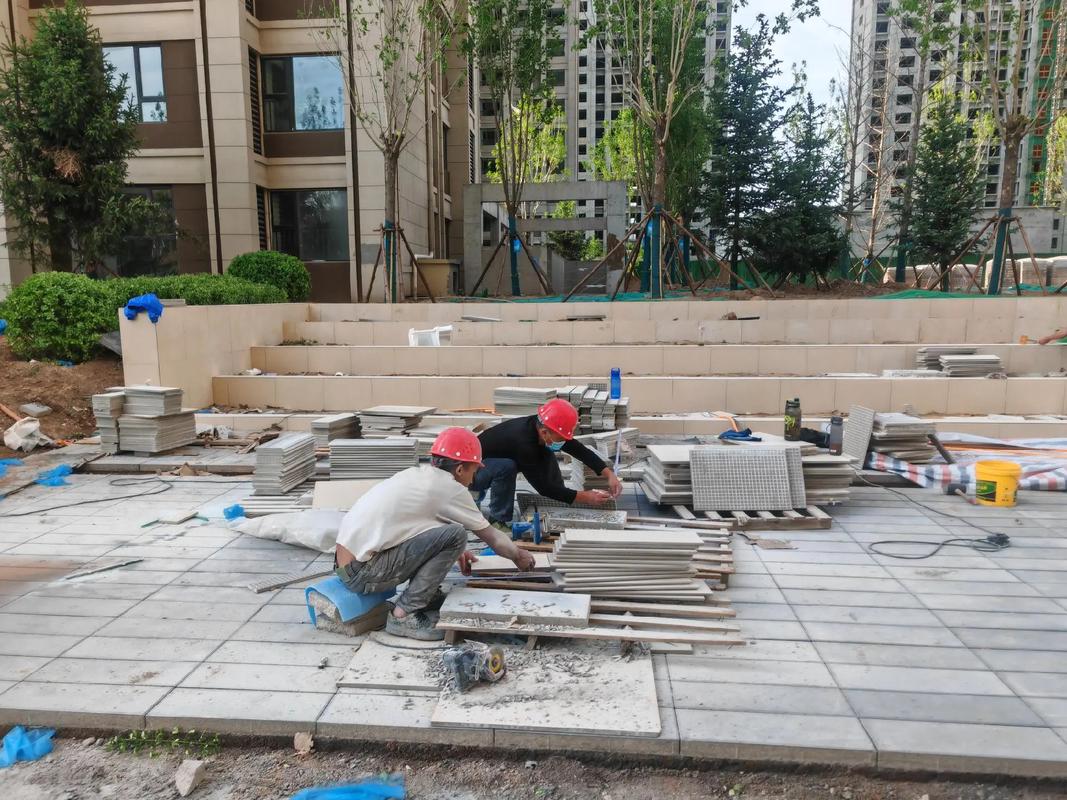 天潤一期園林綠化工程啟動，樹木入場與鋪磚同步推進(jìn)